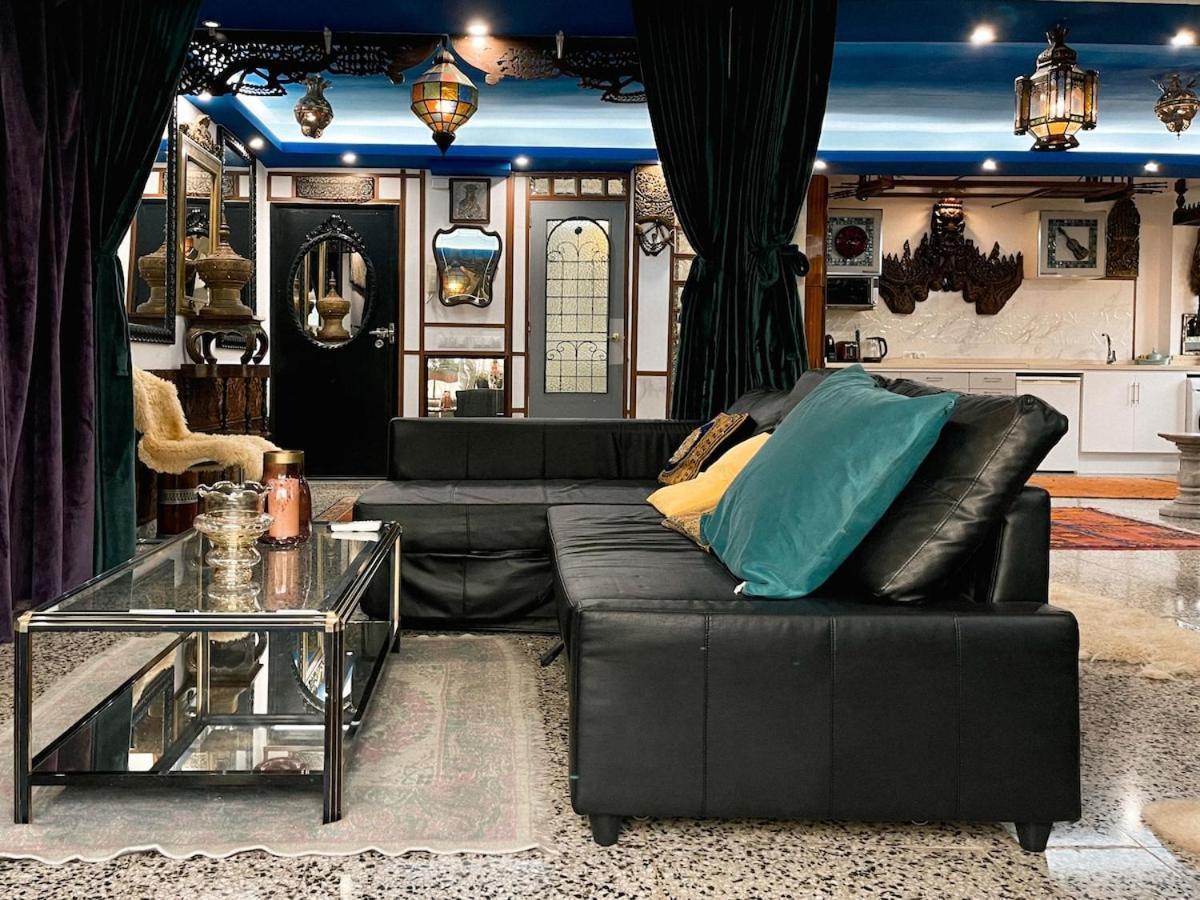 Unique Escape Cinema Massage Chair Apartment