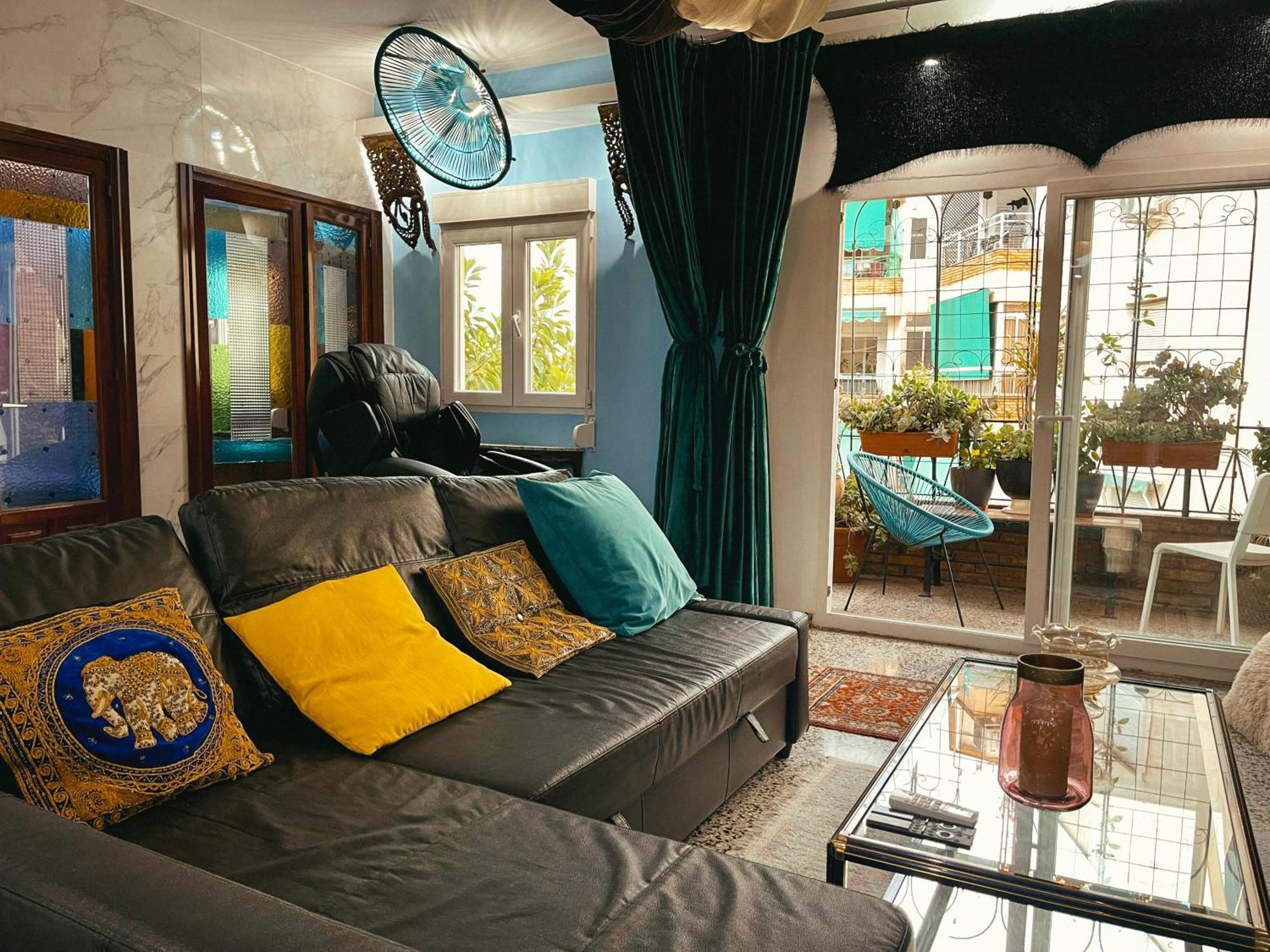 Unique Escape Cinema Massage Chair Apartment *
