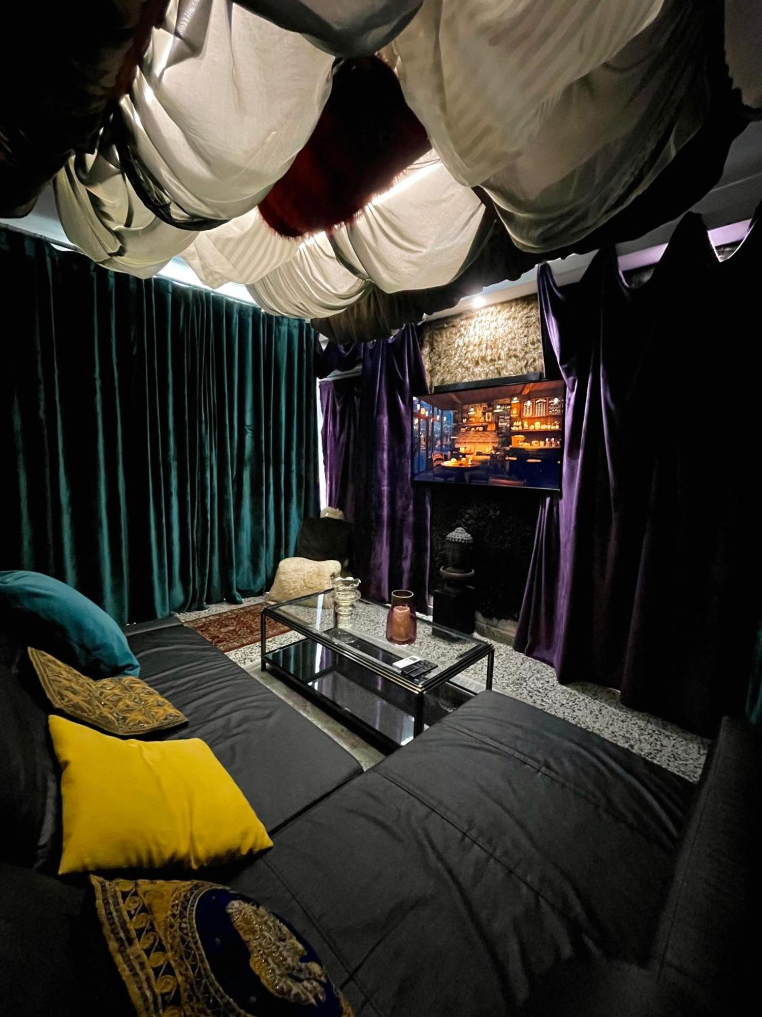 Unique Escape Cinema Massage Chair
